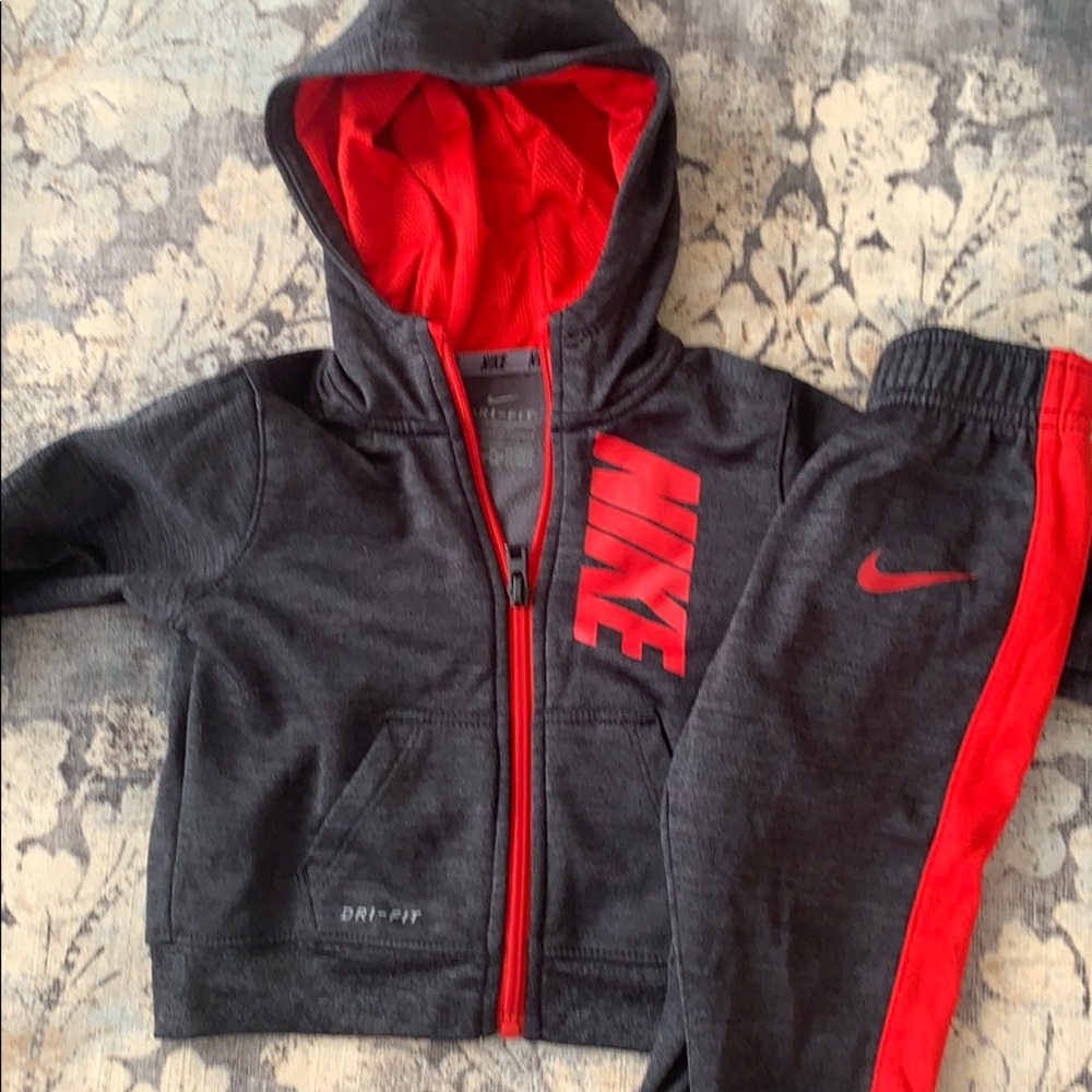 Boys 12 months NIKE sweat suit like new